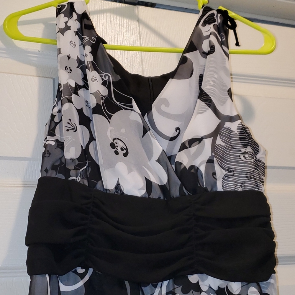 Very pretty dress size 10 black & white floral